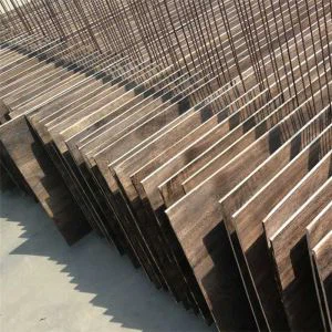 ألواح خشب متفحمة